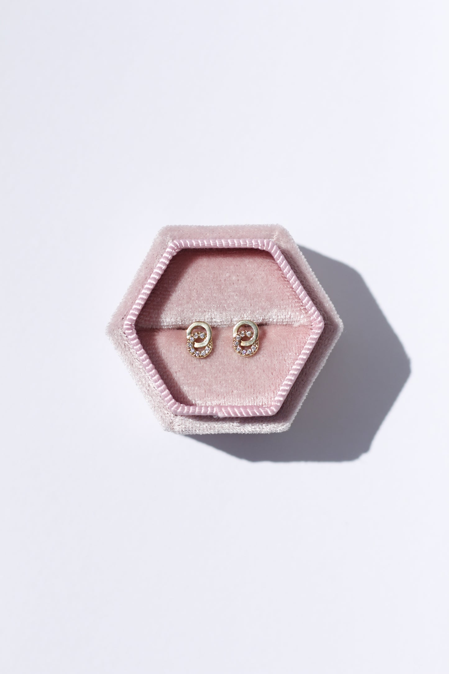 Stud Earrings with Circle Element 14K Gold
