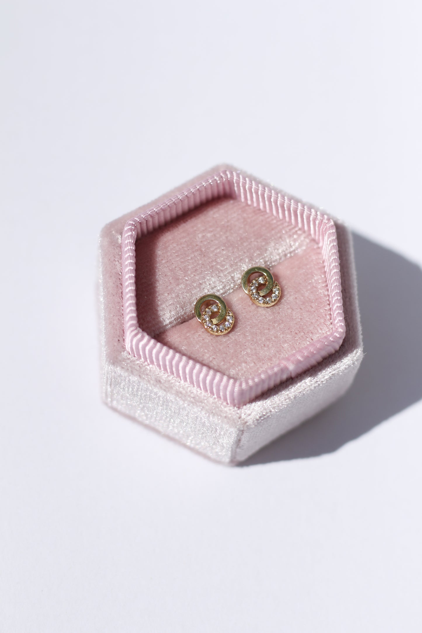 Stud Earrings with Circle Element 14K Gold